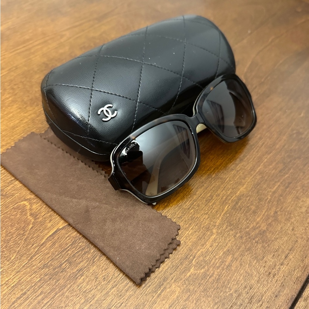 CHANEL Vintage Tortoise Sunglasses with Brown Cloth and Black Quilted Case